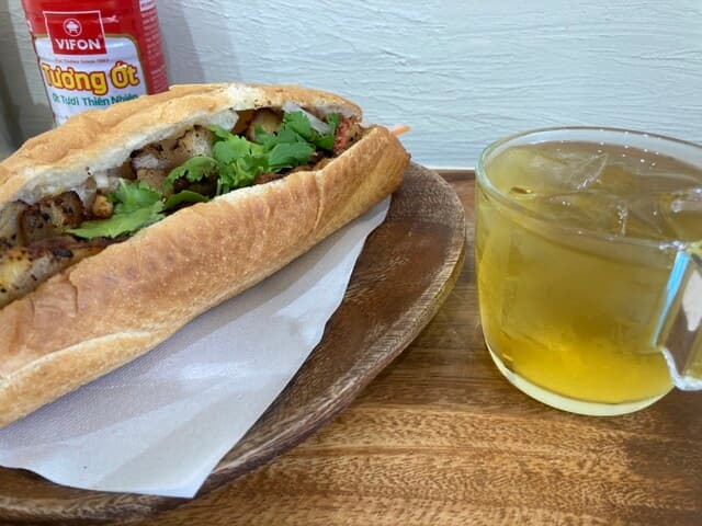 Tiêm bánh mì Mania